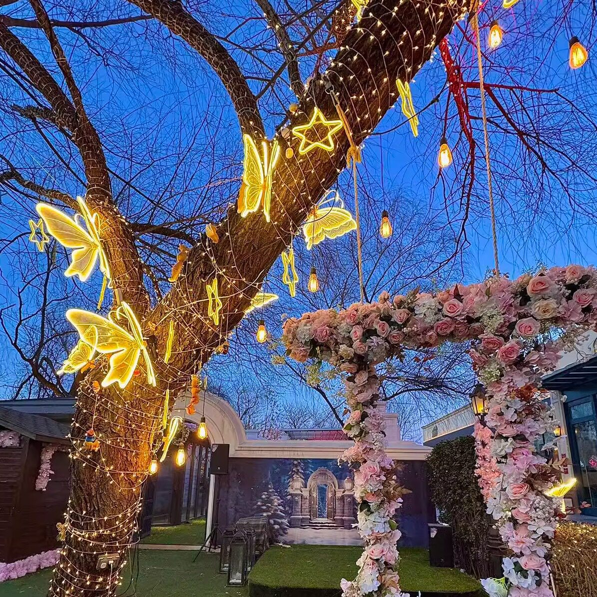 Fluture Decorativ LED de Craciun, Aripi din Dantela cu Sclipici, 65x45cm, Lumina Alb Cald, Aripi in Miscare si Sunete, Tija 130cm, Cablu 200cm, Interior/Exterior Engros