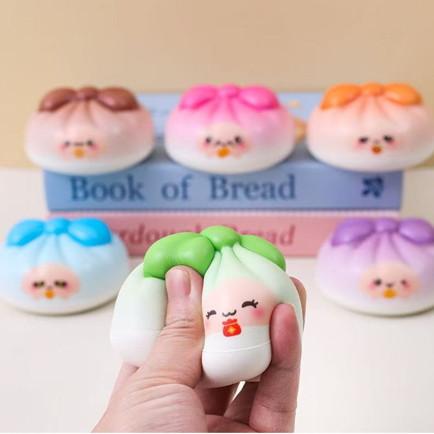 Jucărie Squishy Dumpling 12/set, în Cutie Plastic, 9cm, Antistres, Model Pastel cu Fundiță, Multicolor Engros