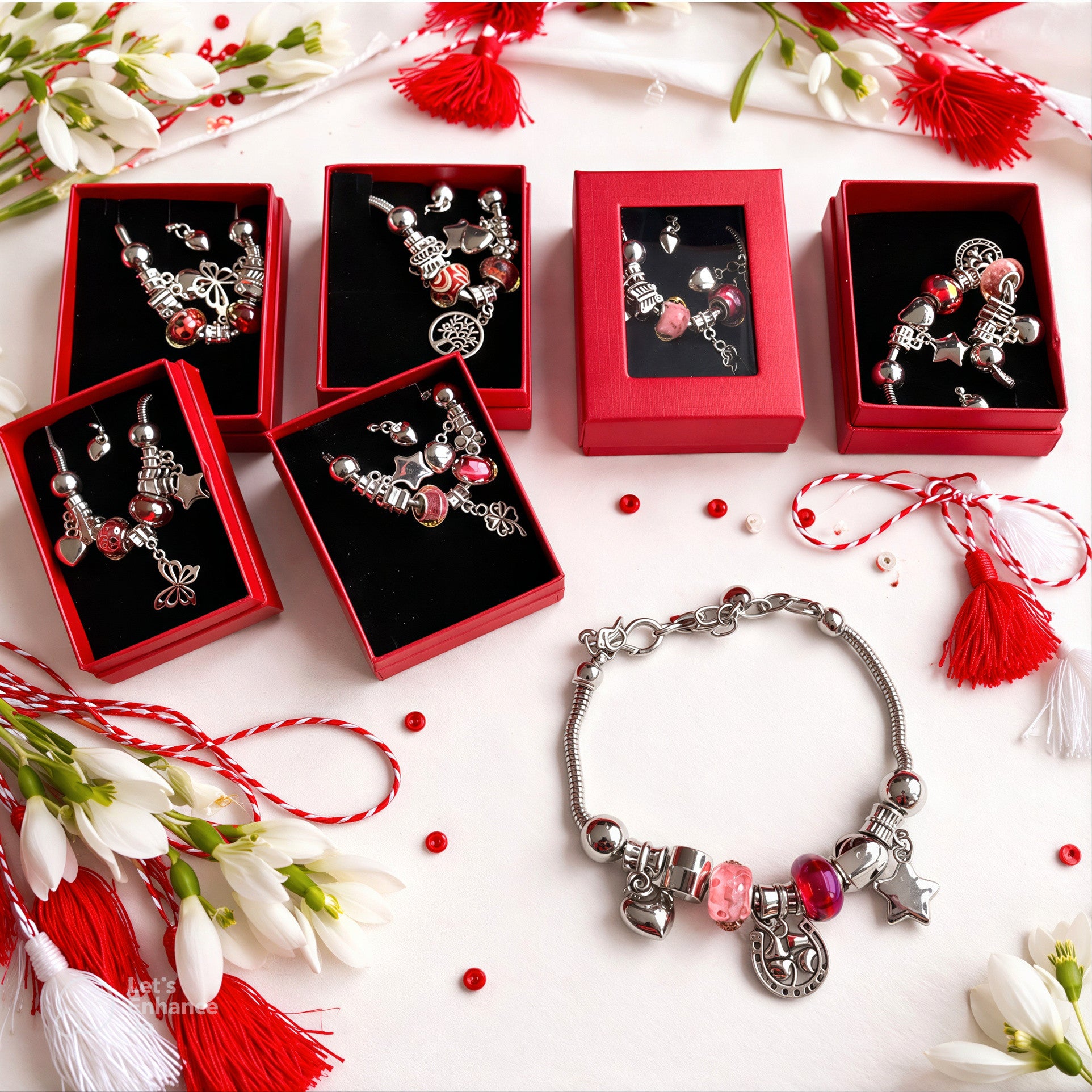 Brățară Mărțișor 12/set Tip Charm din Aliaj Metalic Argintiu 24.5cm, cu Mărgele din Sticlă și Pandantive în Cutie Roșie Cadou Engros