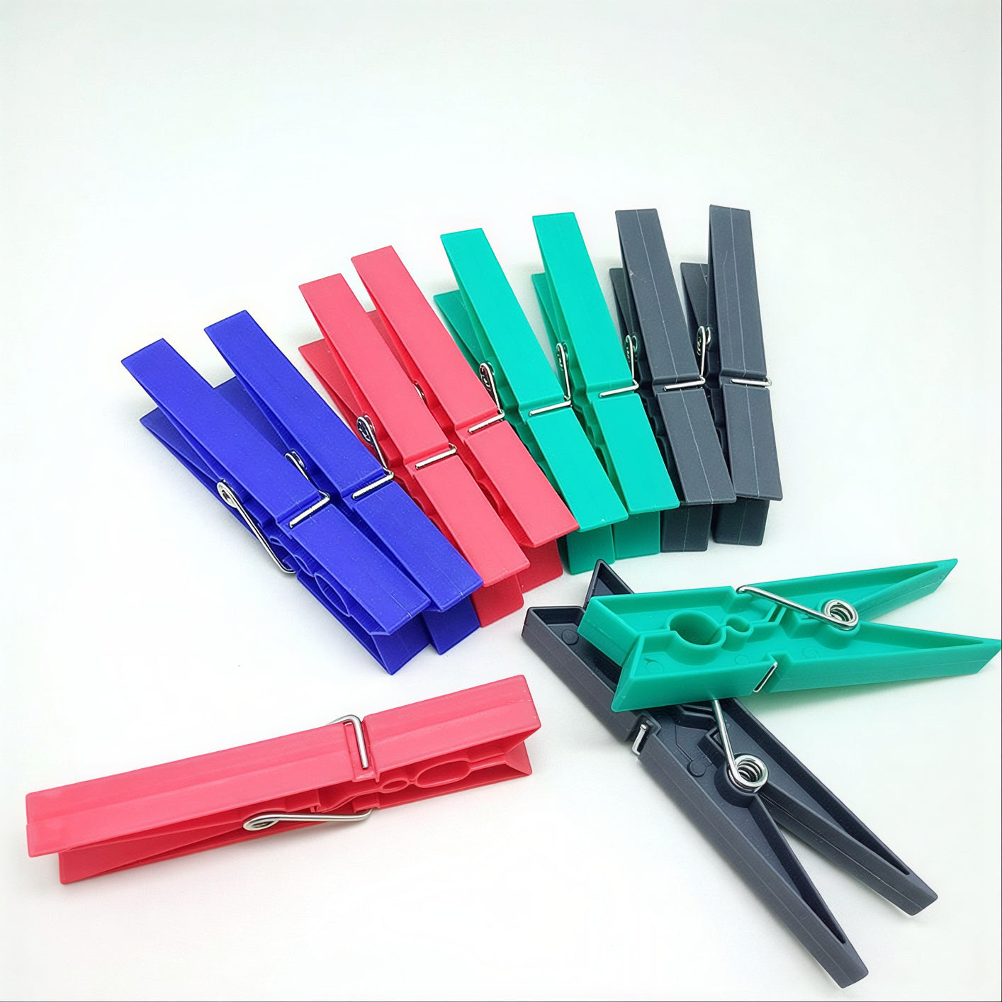 Carlige pentru Rufe 24/set din Plastic, 8cm Diferite Culori Engros