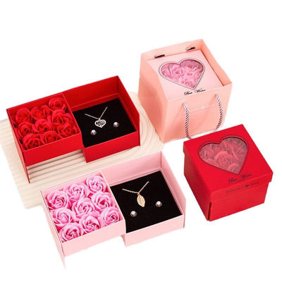 Cutie Cadou 13x9x5cm cu 6 Trandafiri Artificiali 3x4cm din Spuma, și Colier Elegant în Cutie Transparentă Diferite Culori Engros