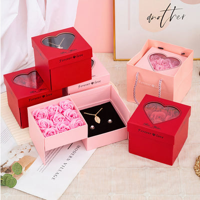 Cutie Cadou 13x9x5cm cu 6 Trandafiri Artificiali 3x4cm din Spuma, și Colier Elegant în Cutie Transparentă Diferite Culori Engros