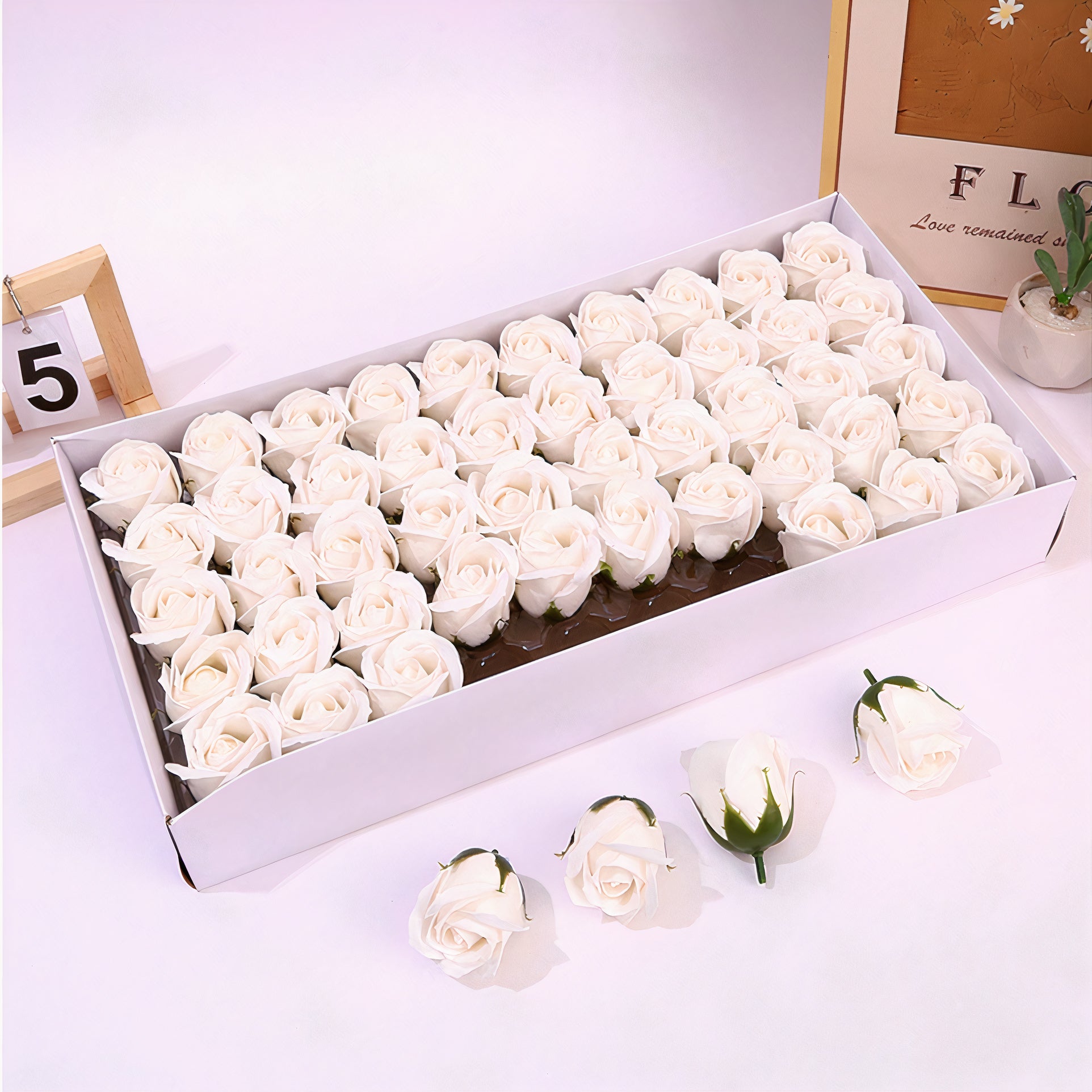 Trandafiri Parfumati 50/set din Sapun, Floarea 6cm, Cutia 45x23cm Alb Engros