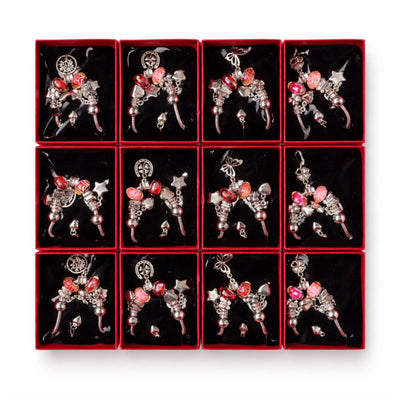 Brățară Mărțișor 12/set Tip Charm din Aliaj Metalic Argintiu 24.5cm, cu Mărgele din Sticlă și Pandantive în Cutie Roșie Cadou Engros