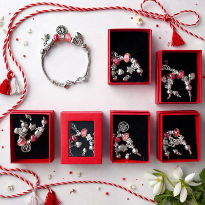 Brățară Mărțișor 12/set Tip Charm din Aliaj Metalic Argintiu 24.5cm, cu Mărgele din Sticlă și Pandantive în Cutie Roșie Cadou Engros