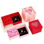 Cutie Cadou 13x9x5cm cu 6 Trandafiri Artificiali 3x4cm din Spuma, și Colier Elegant în Cutie Transparentă Diferite Culori Engros