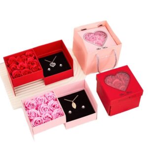 Cutie Cadou 13x9x5cm cu 6 Trandafiri Artificiali 3x4cm din Spuma, și Colier Elegant în Cutie Transparentă Diferite Culori Engros