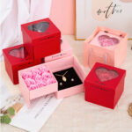 Cutie Cadou 13x9x5cm cu 6 Trandafiri Artificiali 3x4cm din Spuma, și Colier Elegant în Cutie Transparentă Diferite Culori Engros