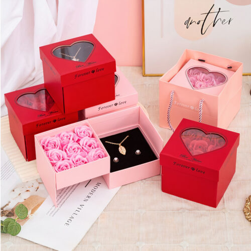 Cutie Cadou 13x9x5cm cu 6 Trandafiri Artificiali 3x4cm din Spuma, și Colier Elegant în Cutie Transparentă Diferite Culori Engros