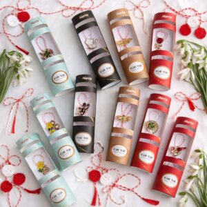 Mărțișoare 14/set Tip Broșă din Metal 2–3cm, in Cutie 14x3.5x2.5cm Diferite Modele Colorate Engros 1 Mărțișoare 14/set Tip Broșă din Metal 2–3cm, in Cutie 14x3.5x2.5cm Diferite Modele Colorate Engros