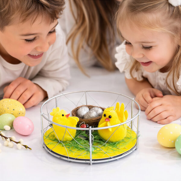 Decoratiune de Paște în Suport Metalic 13.5cm, cu Puișori Galbeni și Cuib cu Ouă Engros